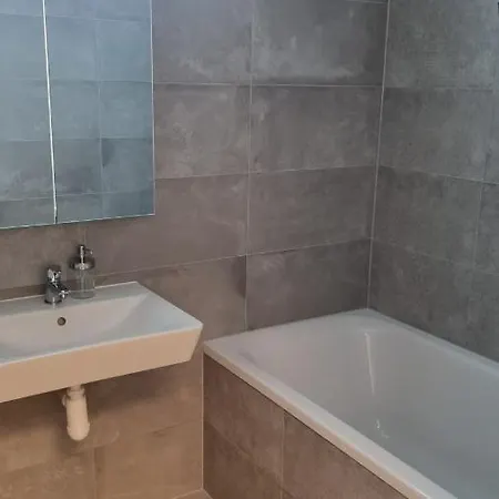 Lovely 1 Bedroom Apt In Middle Of City Centre *
